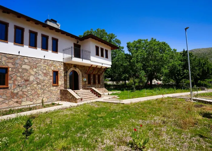 Dr Bizhga Agroturizem Golem (Gjirokaster)