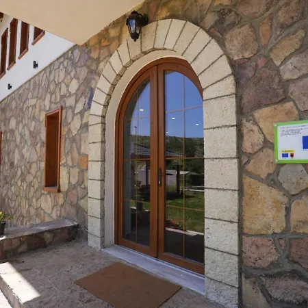 Dr Bizhga Agroturizem * Golem (Gjirokaster)